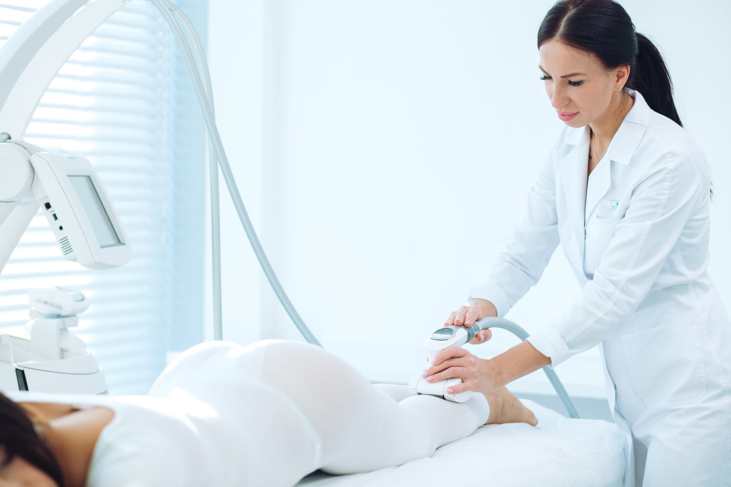 Аппаратное лечение целлюлита на ногах и ягодицах Аппаратное лечение целлюлита на ногах и ягодицах